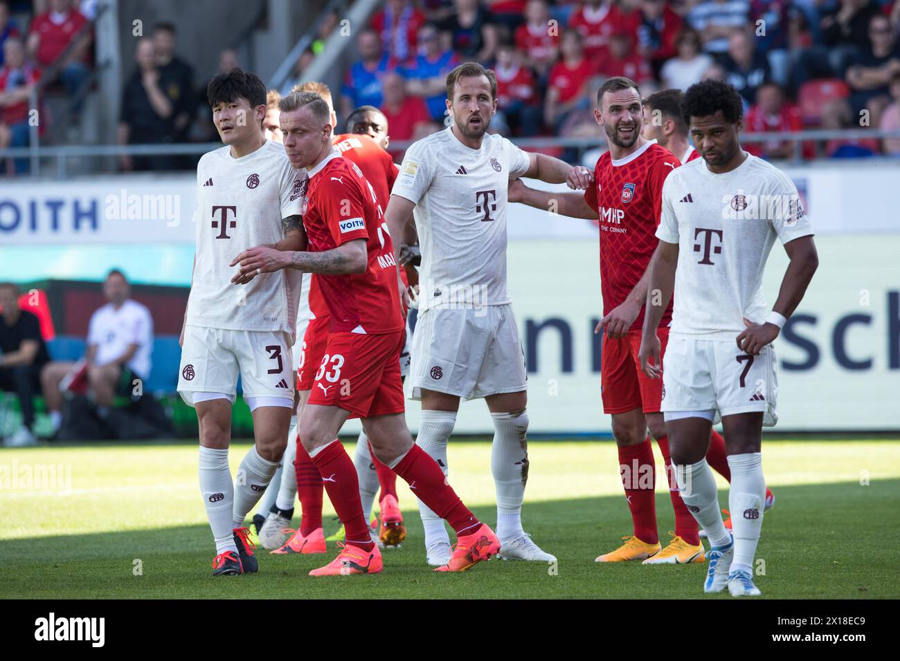 Partita di calcio, i giocatori nell'area di rigore si concentrano sul calcio d'angolo, da sinistra a destra Minjae KIM Bayern Monaco, Lennard MALONEY 1.FC Foto Stock