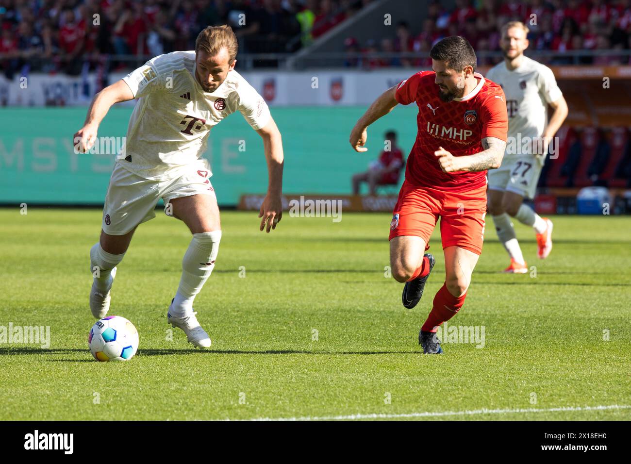 Partita di calcio, attaccante Harry KANE Bayern Monaco sul pallone in duello con Marnon BUSCH 1.FC Heidenheim, stadio Voith-Arena, Heidenheim Foto Stock