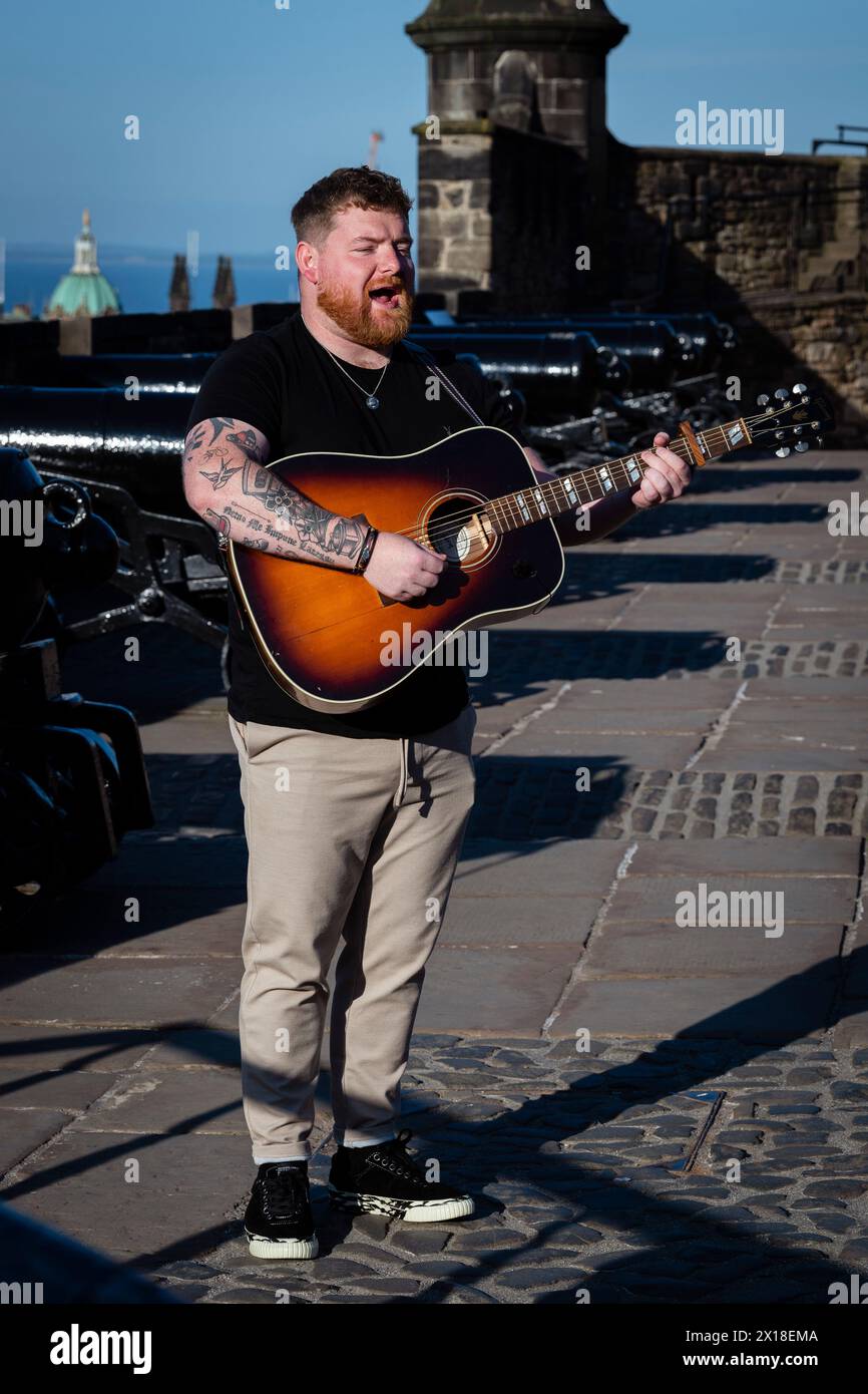 La semifinalista Britains Got Talent Cammy Barnes si mette in pratica al Castello di Edimburgo Foto Stock