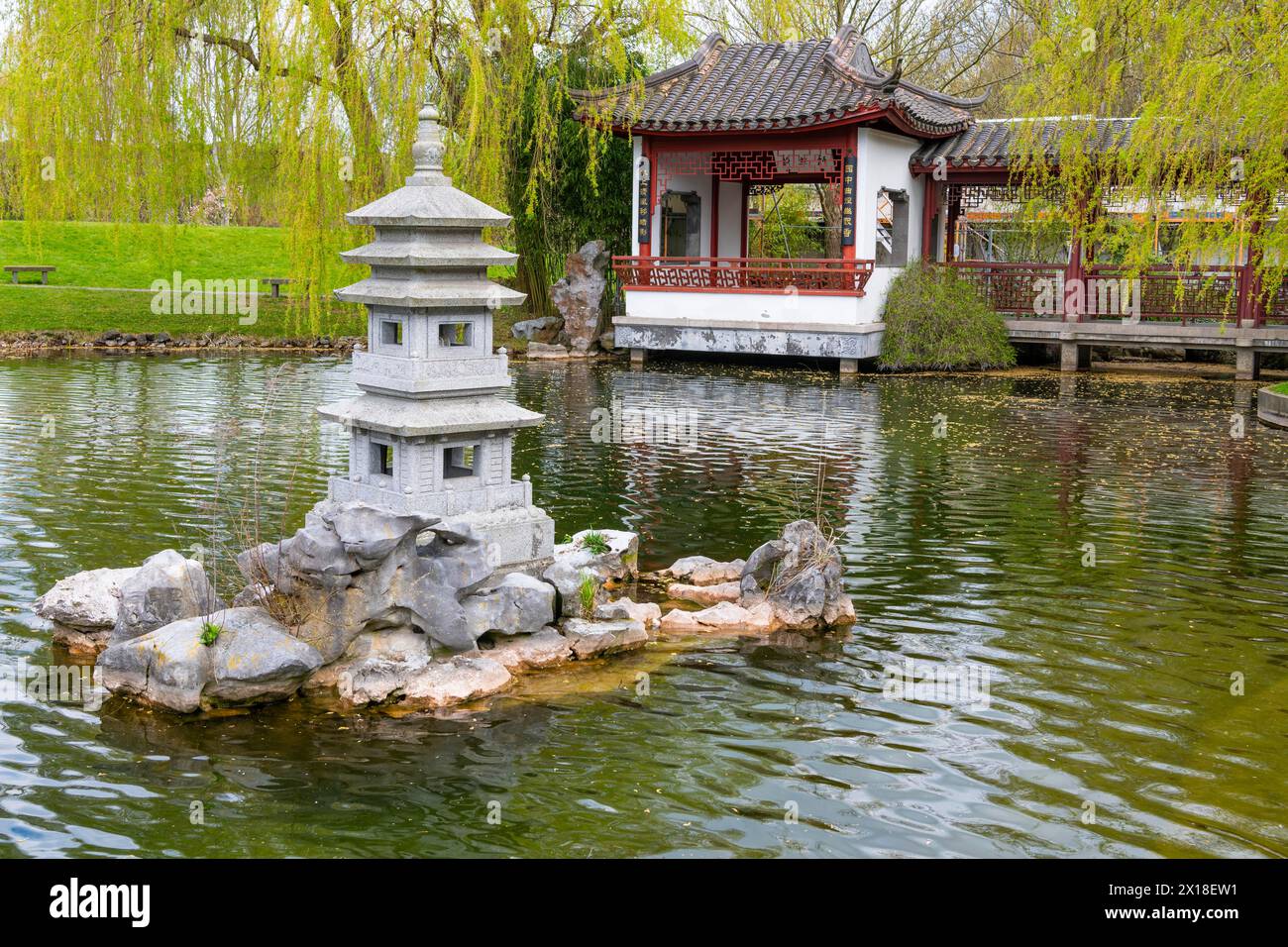 Laghetto Specchio del Paradiso con pagode, sala da tè, come centro di un giardino cinese, giardino cinese, giardini del mondo, Berlino, Germania, Europa Foto Stock