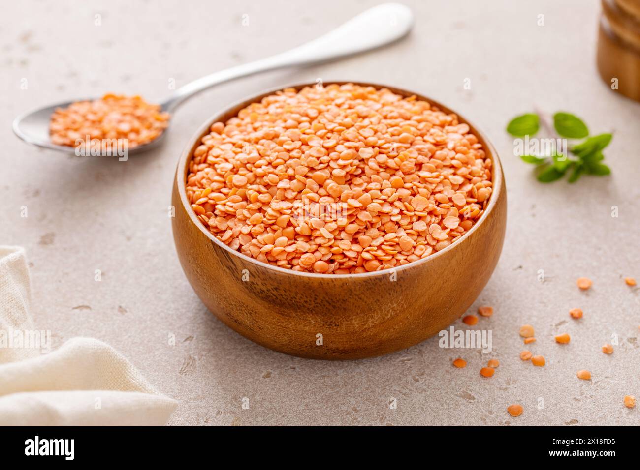 Lenticchie rosse crude in una ciotola pronta per essere cucinata, sana fonte proteica vegana Foto Stock