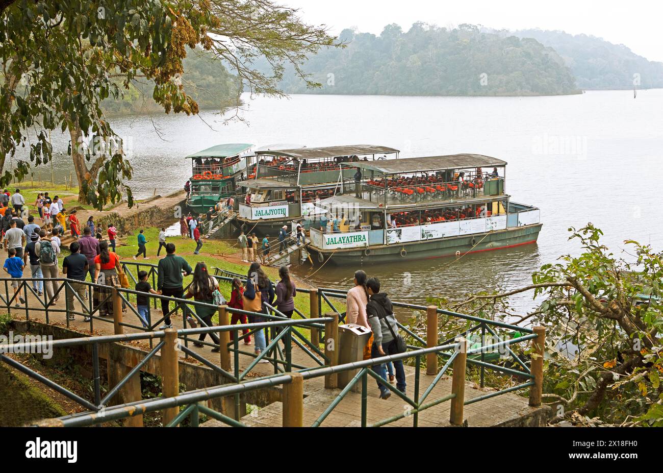 Persone che si recano in barca per escursioni sul lago Periyar, il Periyar Wildlife Sanctuary o il Parco Nazionale di Periyar, il distretto di Idukki, Kerala, India Foto Stock