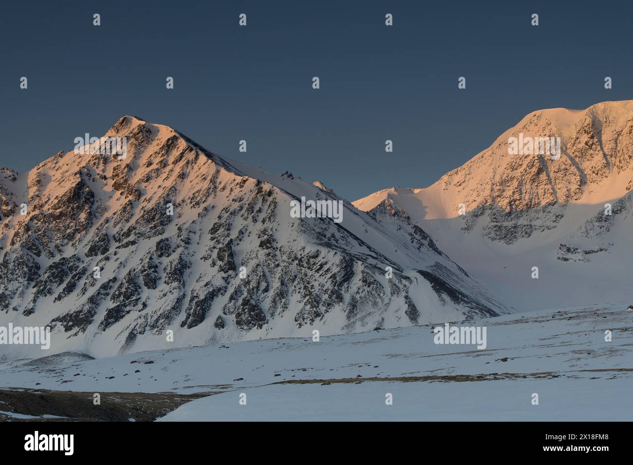 Alba sulle cime delle montagne nel innevato Parco Nazionale di Tavan Bogd, i Monti Altai Mongoli, la Mongolia Occidentale, la Mongolia Foto Stock