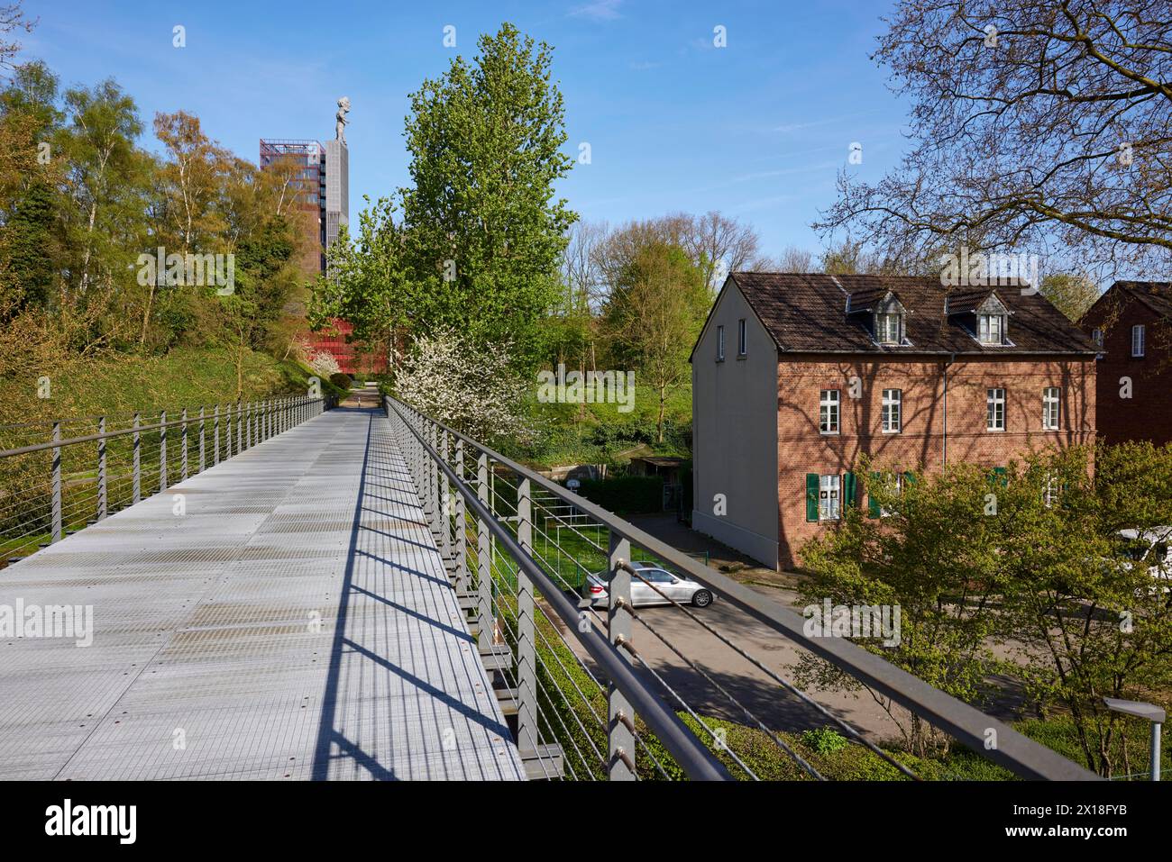 Casa dei lavoratori della tenuta abitativa Wallstraße e tortuosa torre della miniera di Nordstern con la statua di Ercole dal ponte di Tausendfüsserbrücke Foto Stock