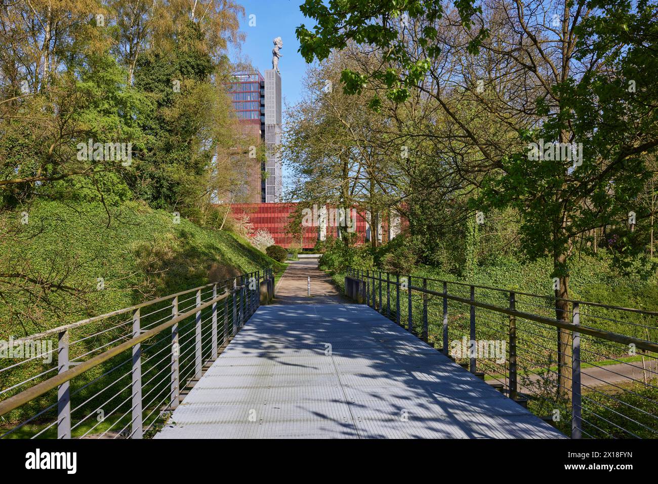 Torre della miniera di Nordstern con la statua di Ercole dal ponte di Tausendfüsserbrücke a Nordsternpark, Gelsenkirchen, zona della Ruhr, ci indipendente Foto Stock