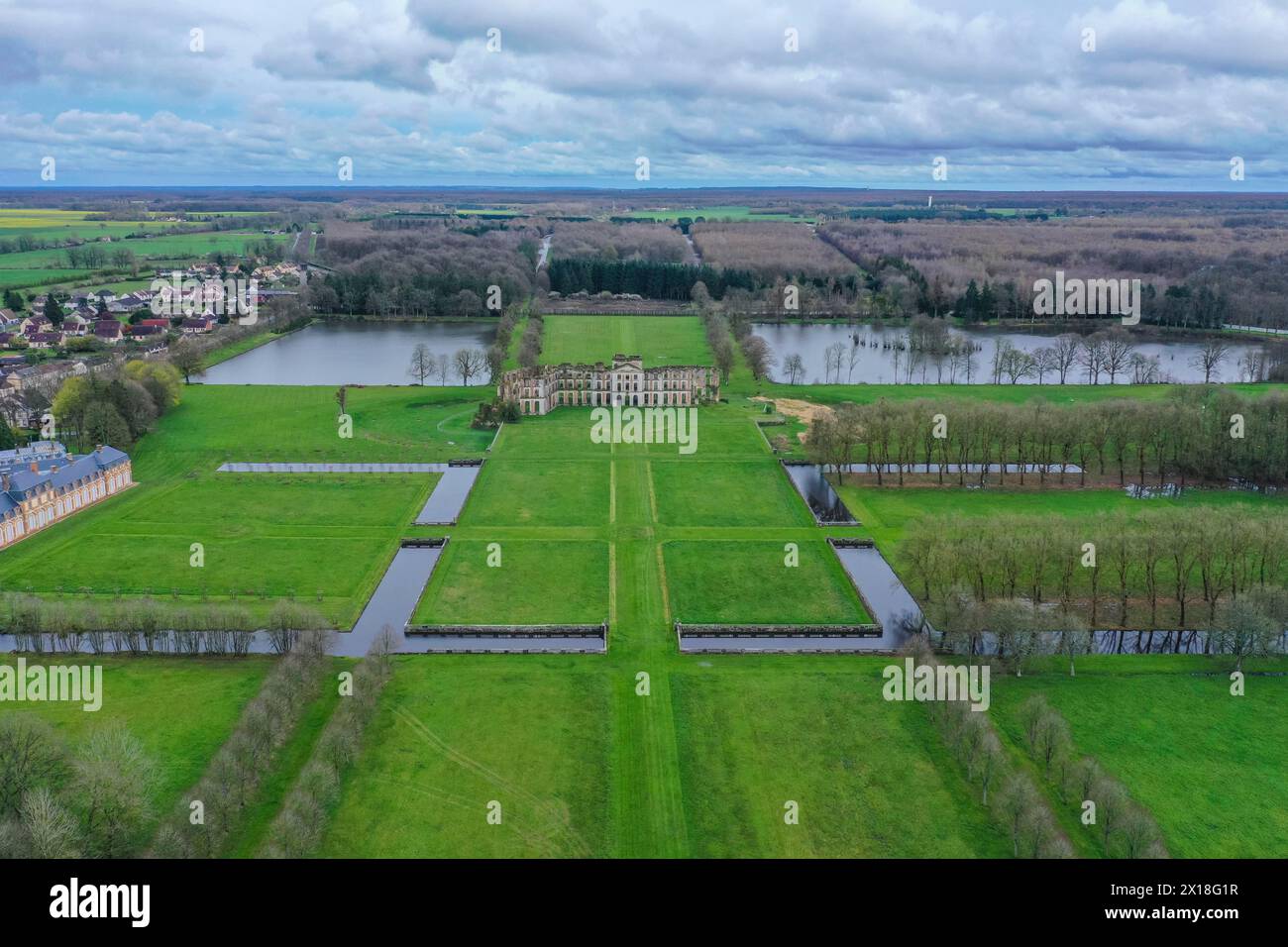 Vista aerea del parco del castello e delle rovine del castello di Ferte-Vidame, dipartimento di Eure-et-Loir, regione del centro-Val de Loire, Francia Foto Stock
