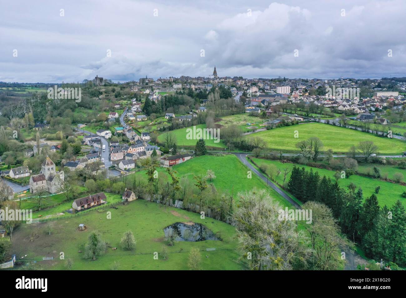 Vista aerea del centro storico medievale di Domfront, Domfront en Poiraie, dipartimento di Orne, regione della Normandia, Francia, Europa Foto Stock