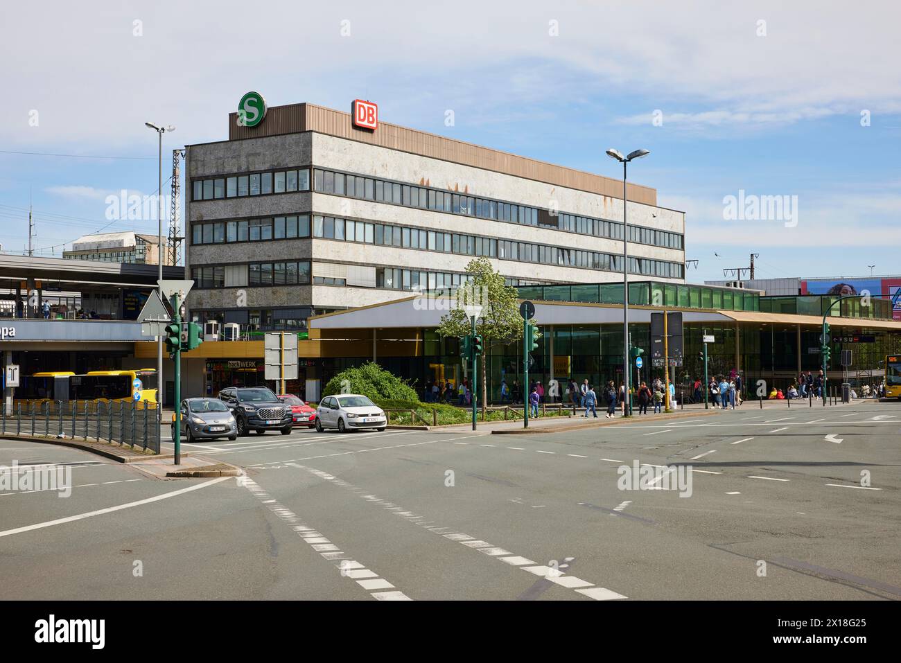 Retro della stazione ferroviaria principale di Essen, zona della Ruhr, città indipendente, Renania settentrionale-Vestfalia, Germania, Europa Foto Stock