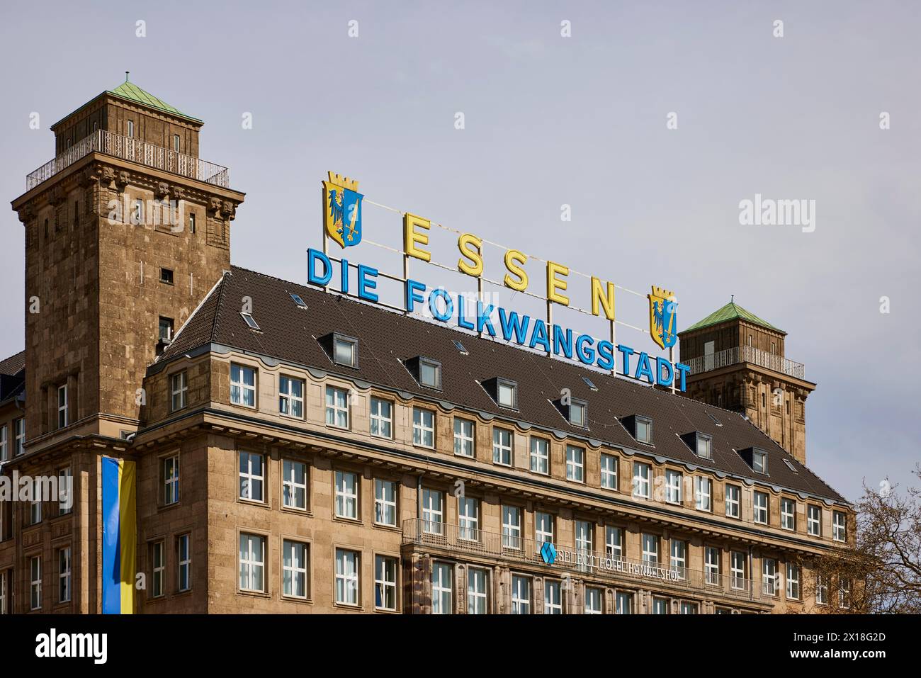 Insegna illuminata Essen, la città di Folkwang sul tetto dell'Hotel Handelshof a Essen, zona della Ruhr, città indipendente, Renania settentrionale-Vestfalia, Germania Foto Stock