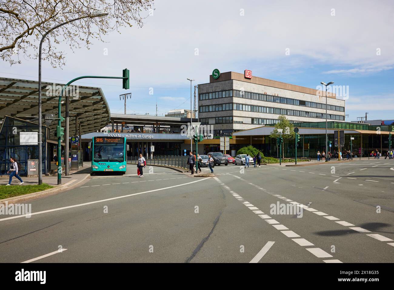 Stazione degli autobus e retro della stazione ferroviaria principale di Essen, città indipendente, Renania settentrionale-Vestfalia, Germania, Europa Foto Stock