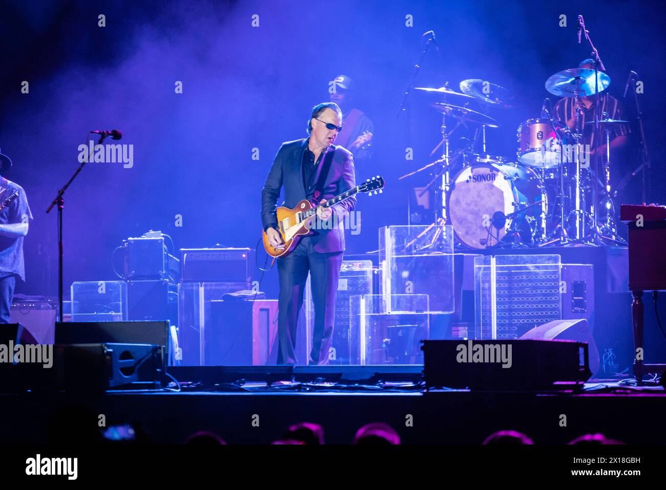 Der US-amerikanische Gitarrist und Sänger Joe Bonamassa bei seinem Tourstop in der quarterback Immobilien Arena Leipzig. Der Bluesgitarrist Gilt heute bereits als Rocklegende und Hat bereits als Jugendlicher mit Größen wie BB King, Eric Clapton und Jeff Beck gespielt. Joe Bonamassa Leipzig *** il chitarrista e cantante americano Joe Bonamassa durante il suo tour si ferma al quarterback Immobilien Arena Leipzig il chitarrista blues è già considerato una leggenda del rock e ha suonato con grandi come BB King, Eric Clapton e Jeff Beck da adolescente Joe Bonamassa Leipzig Foto Stock