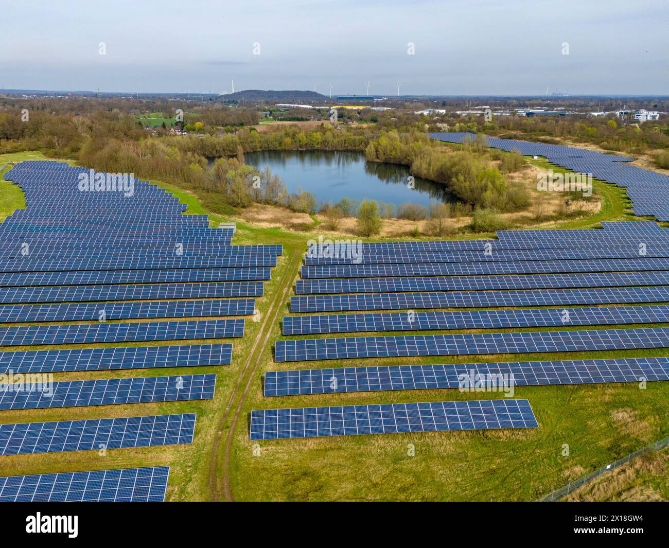 Parco solare di Mühlenfeld, vicino a Neukirchen-Vluyn, oltre 15.000 moduli solari distribuiti su 24 ettari, generando 3,5 milioni di kilowattora all'anno, NRW, Foto Stock