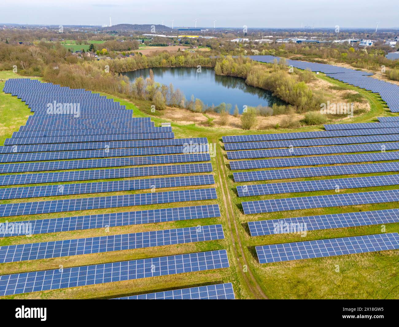 Parco solare di Mühlenfeld, vicino a Neukirchen-Vluyn, oltre 15.000 moduli solari distribuiti su 24 ettari, generando 3,5 milioni di kilowattora all'anno, NRW, Foto Stock