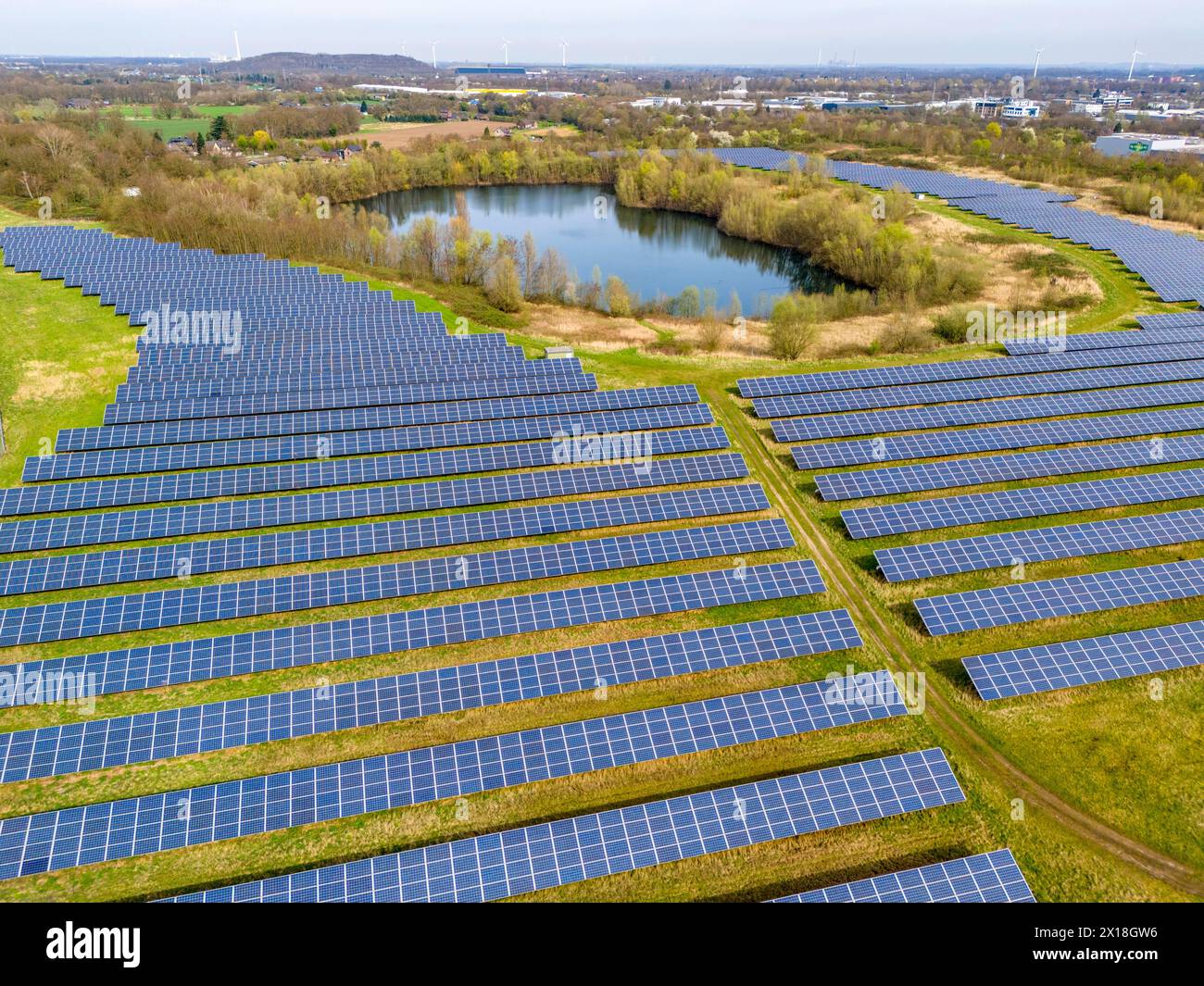 Parco solare di Mühlenfeld, vicino a Neukirchen-Vluyn, oltre 15.000 moduli solari distribuiti su 24 ettari, generando 3,5 milioni di kilowattora all'anno, NRW, Foto Stock