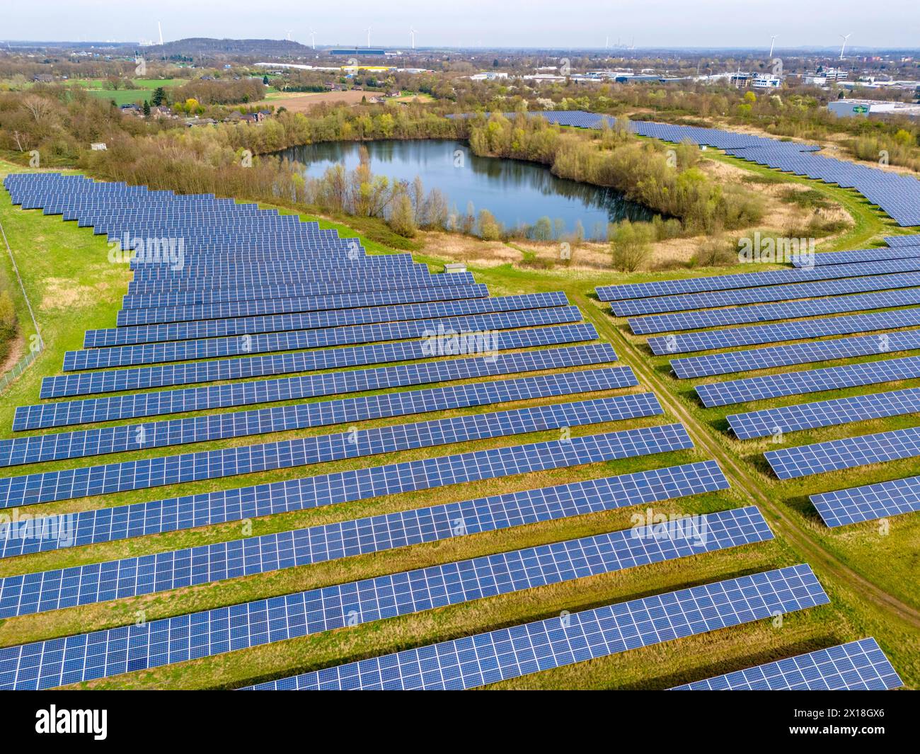Parco solare di Mühlenfeld, vicino a Neukirchen-Vluyn, oltre 15.000 moduli solari distribuiti su 24 ettari, generando 3,5 milioni di kilowattora all'anno, NRW, Foto Stock