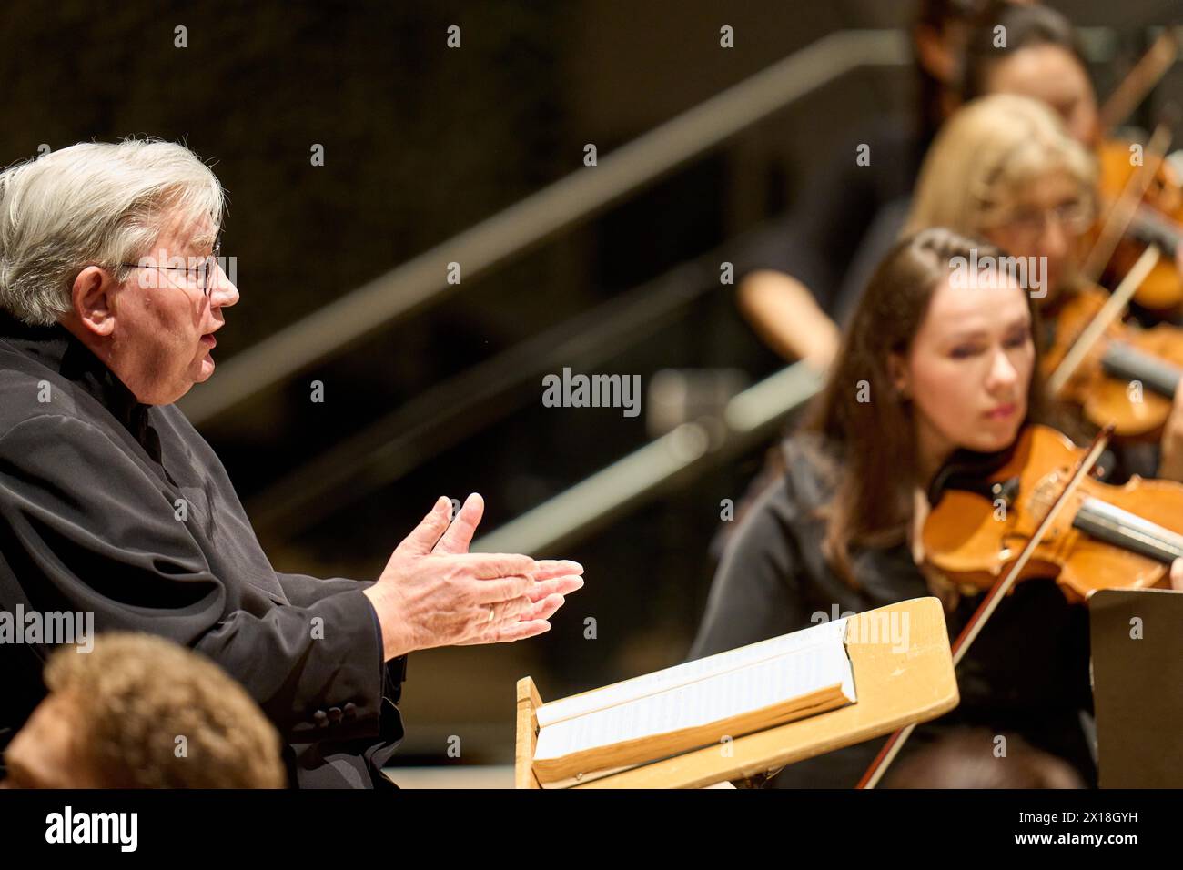 Concerto di addio del professor Mathias Breitschaft con la Rheinische Philharmonie State Orchestra nel Rhein-Mosel-HalleMusik-Institut Koblenz Foto Stock