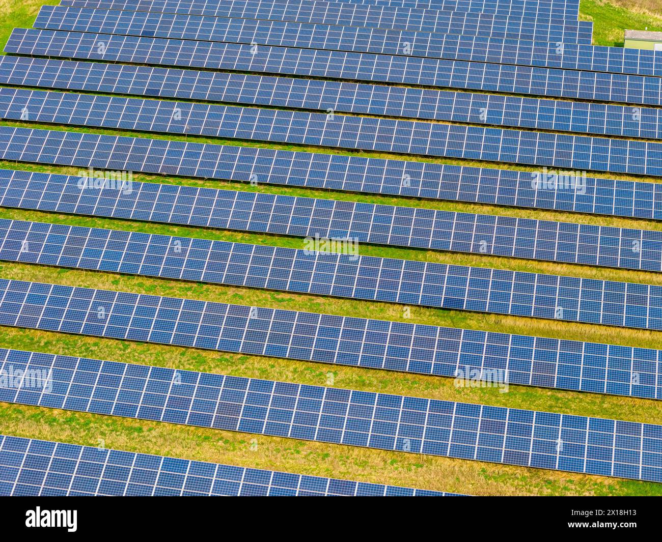 Parco solare di Mühlenfeld, vicino a Neukirchen-Vluyn, oltre 15.000 moduli solari distribuiti su 24 ettari, generando 3,5 milioni di kilowattora all'anno, NRW, Foto Stock