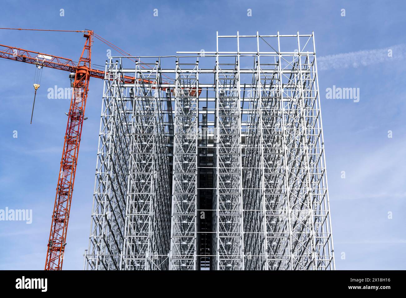 Costruzione di un magazzino ad alta altezza, sistema di stoccaggio per un elevato utilizzo dello spazio, nella costruzione di acciaio, NRW, Germania, Foto Stock