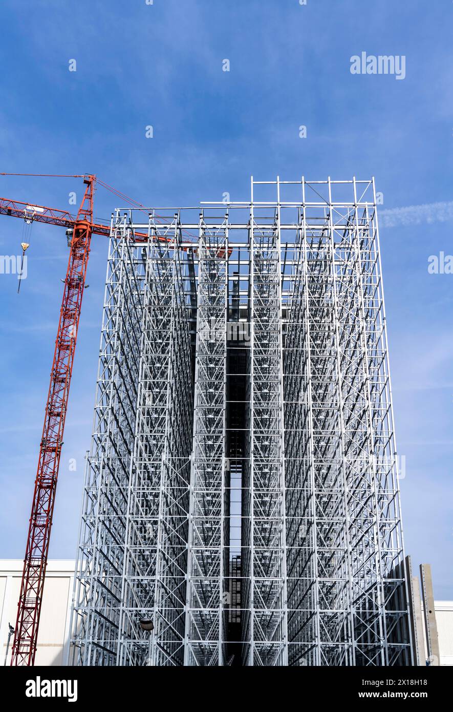 Costruzione di un magazzino ad alta altezza, sistema di stoccaggio per un elevato utilizzo dello spazio, nella costruzione di acciaio, NRW, Germania, Foto Stock