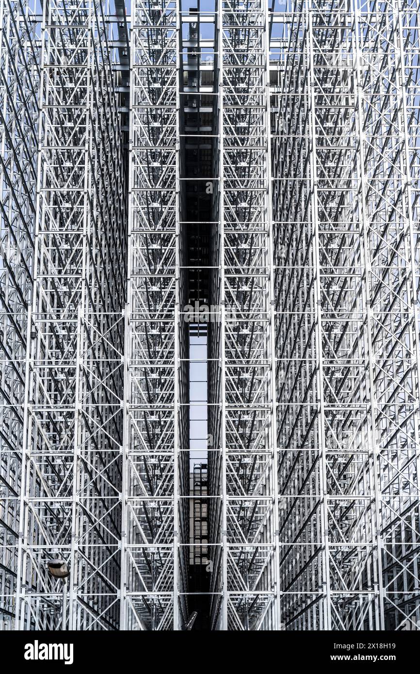 Costruzione di un magazzino ad alta altezza, sistema di stoccaggio per un elevato utilizzo dello spazio, nella costruzione di acciaio, NRW, Germania, Foto Stock