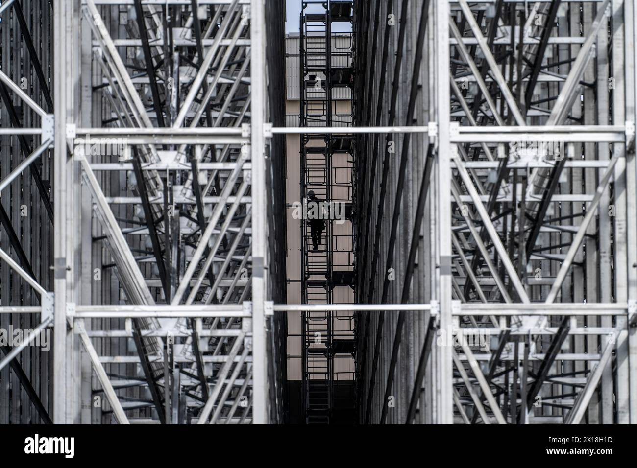 Costruzione di un magazzino ad alta altezza, sistema di stoccaggio per un elevato utilizzo dello spazio, nella costruzione di acciaio, NRW, Germania, Foto Stock