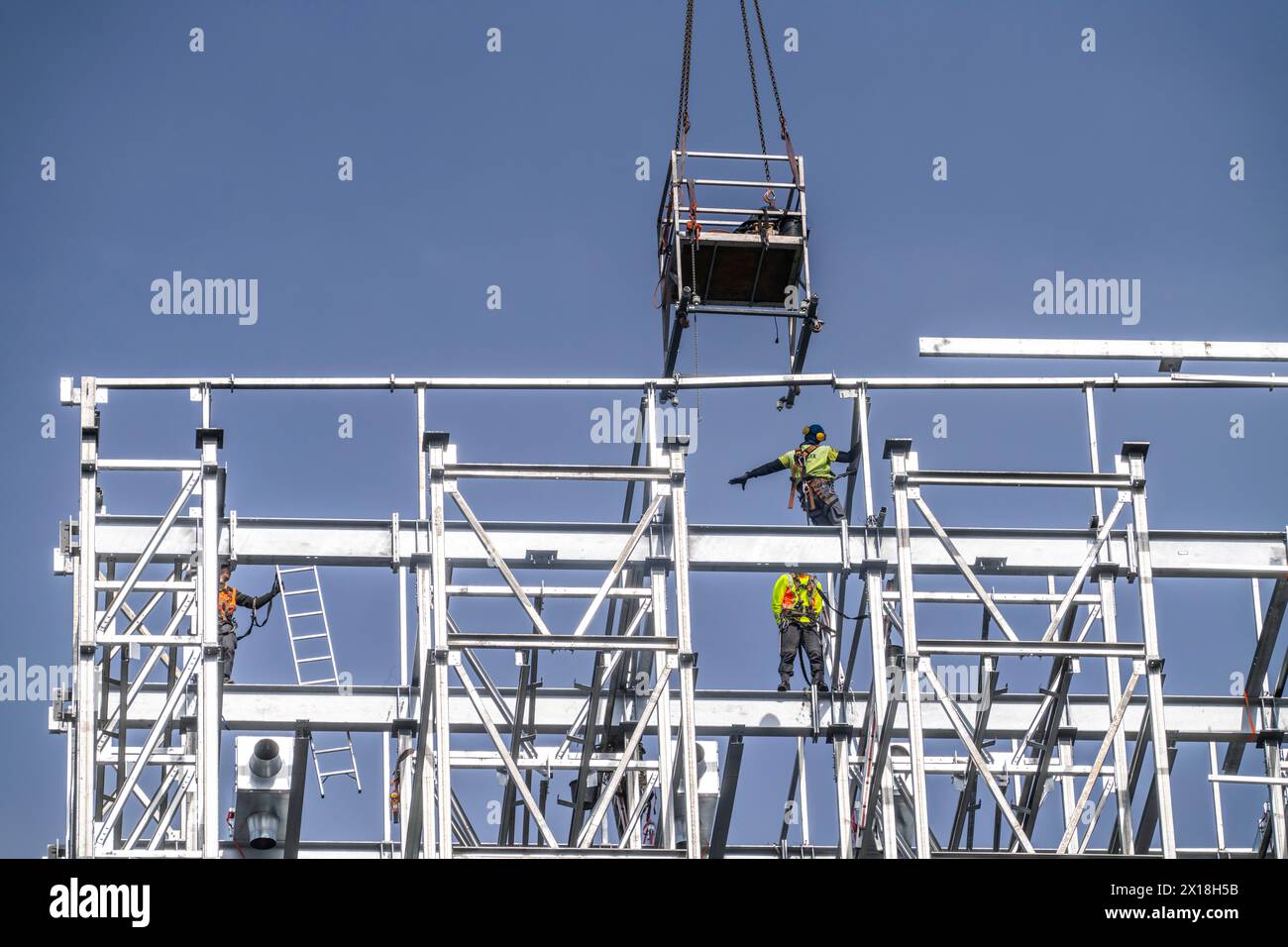 Costruzione di un magazzino ad alta altezza, sistema di stoccaggio per un elevato utilizzo dello spazio, nella costruzione di acciaio, NRW, Germania, Foto Stock