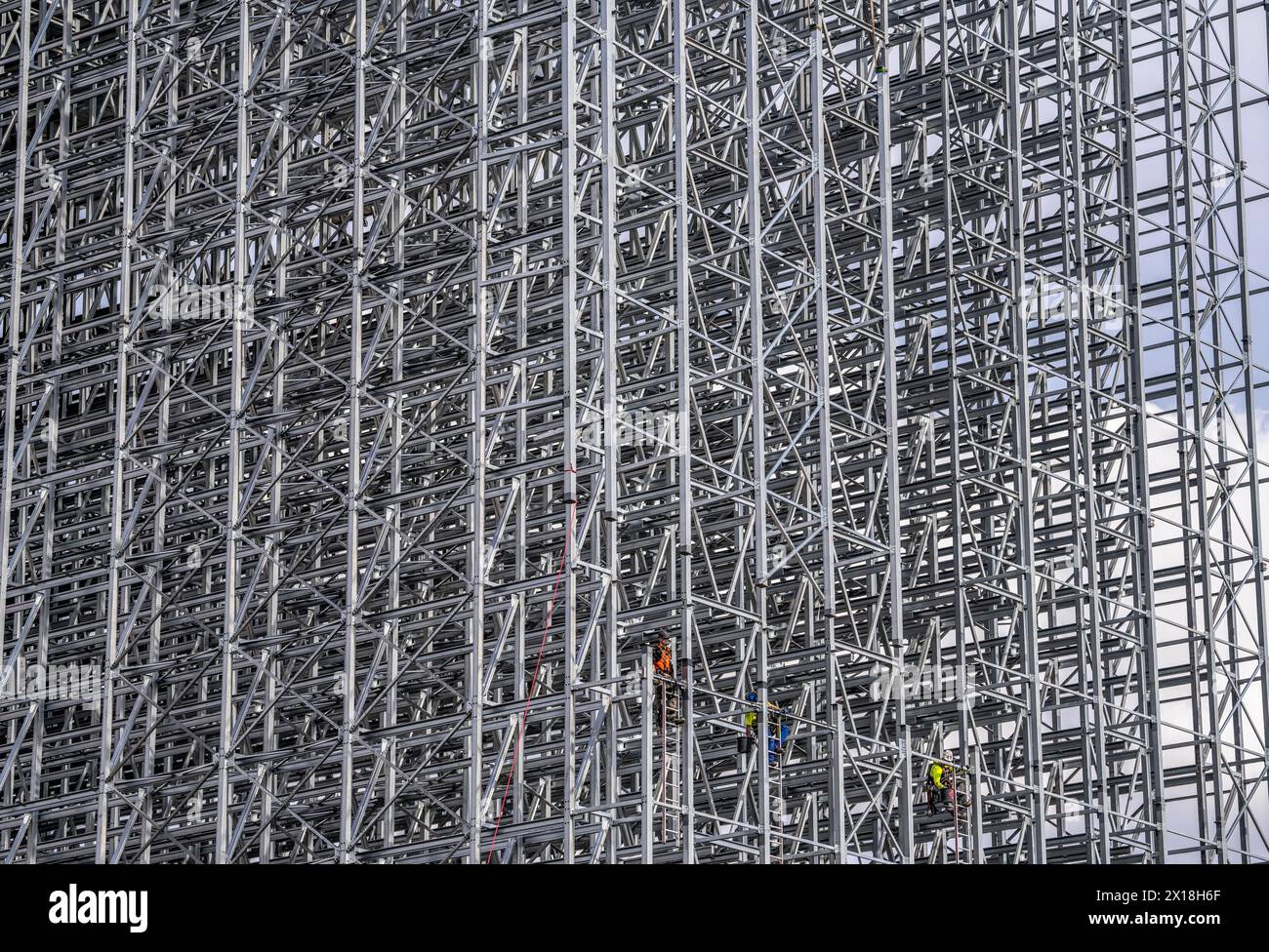 Costruzione di un magazzino ad alta altezza, sistema di stoccaggio per un elevato utilizzo dello spazio, nella costruzione di acciaio, NRW, Germania, Foto Stock