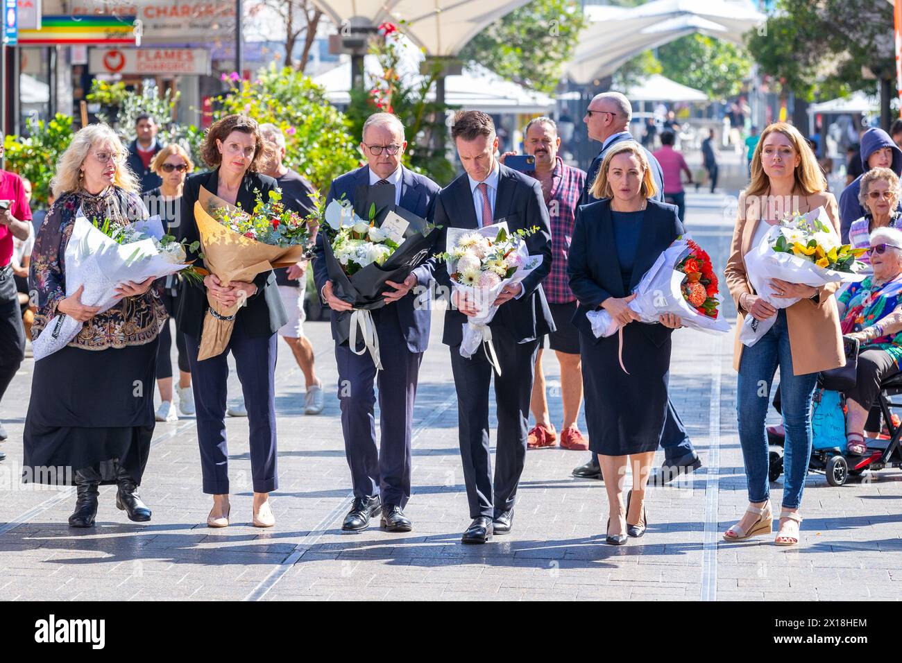 Sydney, Australia. 14 aprile 2024. Anthony Albanese partecipa a una corona deposta nel centro commerciale Bondi Junction per le vittime dell'attacco di Joel Cauchi ai coltelli contro gli acquirenti nel centro commerciale Westfield Bondi Junction avvenuto sabato 13 aprile 2024. Cauchi, 40 anni, che soffriva di problemi di salute mentale, è morto sulla scena dopo essere stato colpito dalla polizia. Nella foto (da sinistra a destra): Paula Masselos (Sindaco di Waverley), Allegra Spender (deputato per l'elettorato di Wentworth), Anthony Albanese (primo Ministro dell'Australia), Chris Minns (Premier del nuovo Galles del Sud), il deputato Coogee Marjorie o'Neill e il deputato Vaucluse Kellie Sloane. Foto Stock