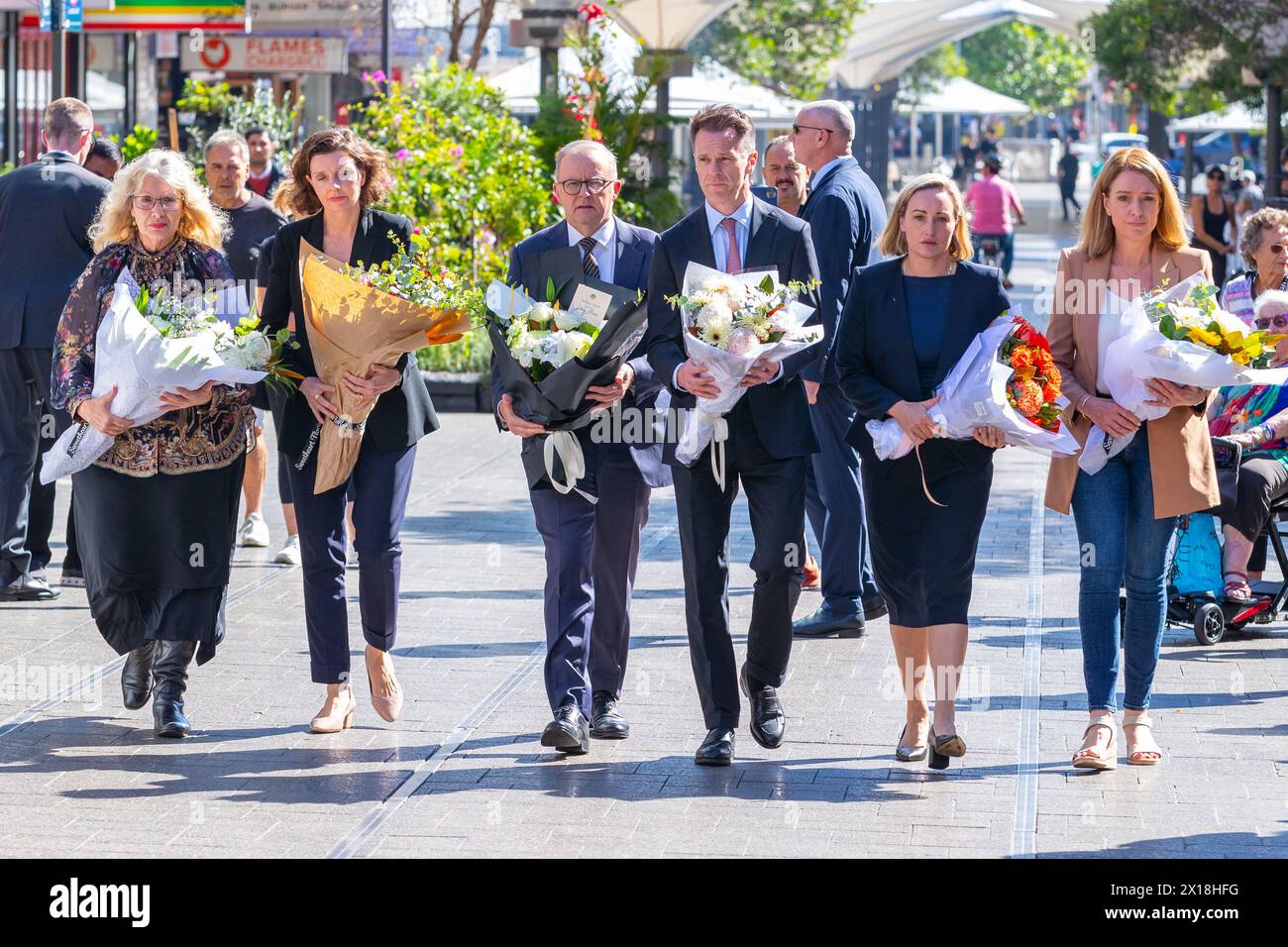 Sydney, Australia. 14 aprile 2024. Anthony Albanese partecipa a una corona deposta nel centro commerciale Bondi Junction per le vittime dell'attacco di Joel Cauchi ai coltelli contro gli acquirenti nel centro commerciale Westfield Bondi Junction avvenuto sabato 13 aprile 2024. Cauchi, 40 anni, che soffriva di problemi di salute mentale, è morto sulla scena dopo essere stato colpito dalla polizia. Nella foto (da sinistra a destra): Paula Masselos (Sindaco di Waverley), Allegra Spender (deputato per l'elettorato di Wentworth), Anthony Albanese (primo Ministro dell'Australia), Chris Minns (Premier del nuovo Galles del Sud), il deputato Coogee Marjorie o'Neill e il deputato Vaucluse Kellie Sloane. Foto Stock