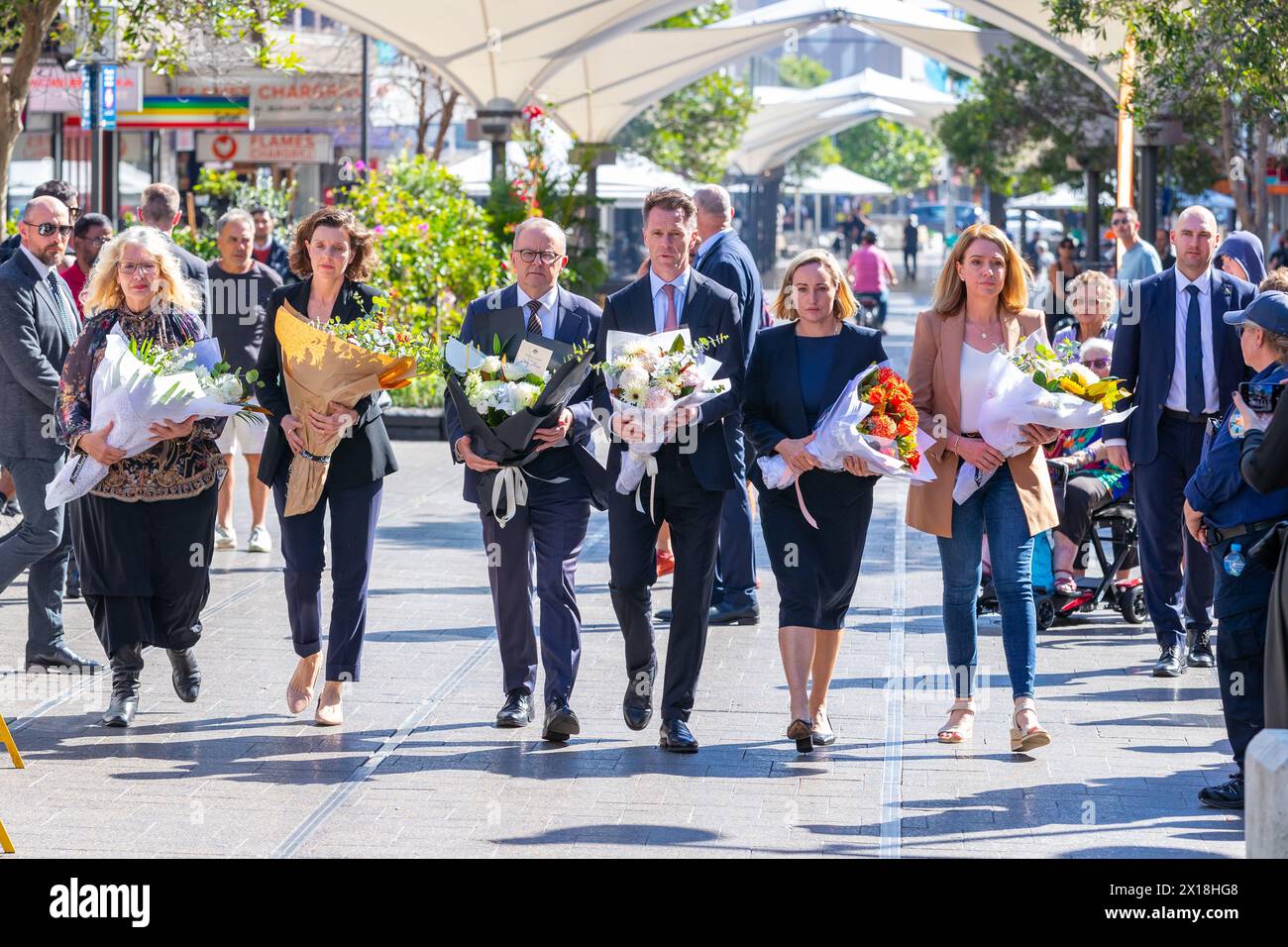Sydney, Australia. 14 aprile 2024. Anthony Albanese partecipa a una corona deposta nel centro commerciale Bondi Junction per le vittime dell'attacco di Joel Cauchi ai coltelli contro gli acquirenti nel centro commerciale Westfield Bondi Junction avvenuto sabato 13 aprile 2024. Cauchi, 40 anni, che soffriva di problemi di salute mentale, è morto sulla scena dopo essere stato colpito dalla polizia. Nella foto (da sinistra a destra): Paula Masselos (Sindaco di Waverley), Allegra Spender (deputato per l'elettorato di Wentworth), Anthony Albanese (primo Ministro dell'Australia), Chris Minns (Premier del nuovo Galles del Sud), il deputato Coogee Marjorie o'Neill e il deputato Vaucluse Kellie Sloane. Foto Stock