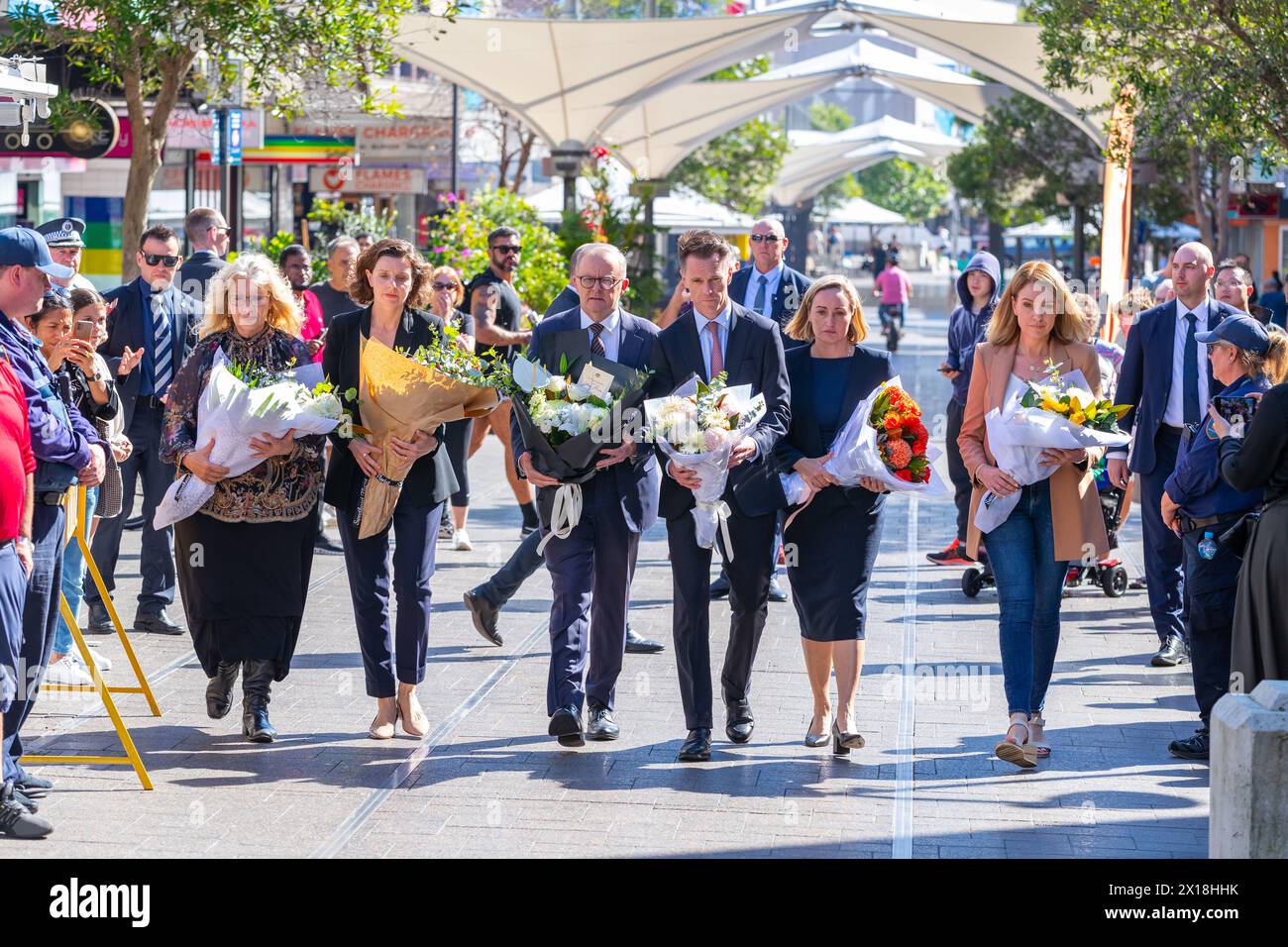 Sydney, Australia. 14 aprile 2024. Anthony Albanese partecipa a una corona deposta nel centro commerciale Bondi Junction per le vittime dell'attacco di Joel Cauchi ai coltelli contro gli acquirenti nel centro commerciale Westfield Bondi Junction avvenuto sabato 13 aprile 2024. Cauchi, 40 anni, che soffriva di problemi di salute mentale, è morto sulla scena dopo essere stato colpito dalla polizia. Nella foto (da sinistra a destra): Paula Masselos (Sindaco di Waverley), Allegra Spender (deputato per l'elettorato di Wentworth), Anthony Albanese (primo Ministro dell'Australia), Chris Minns (Premier del nuovo Galles del Sud), il deputato Coogee Marjorie o'Neill e il deputato Vaucluse Kellie Sloane. Foto Stock