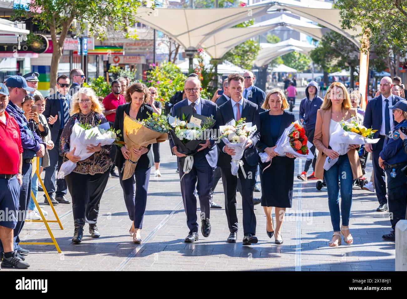 Sydney, Australia. 14 aprile 2024. Anthony Albanese partecipa a una corona deposta nel centro commerciale Bondi Junction per le vittime dell'attacco di Joel Cauchi ai coltelli contro gli acquirenti nel centro commerciale Westfield Bondi Junction avvenuto sabato 13 aprile 2024. Cauchi, 40 anni, che soffriva di problemi di salute mentale, è morto sulla scena dopo essere stato colpito dalla polizia. Nella foto (da sinistra a destra): Paula Masselos (Sindaco di Waverley), Allegra Spender (deputato per l'elettorato di Wentworth), Anthony Albanese (primo Ministro dell'Australia), Chris Minns (Premier del nuovo Galles del Sud), il deputato Coogee Marjorie o'Neill e il deputato Vaucluse Kellie Sloane. Foto Stock