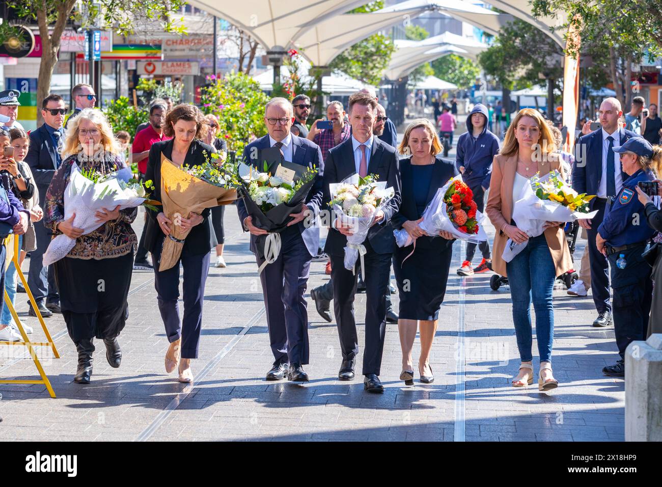Sydney, Australia. 14 aprile 2024. Anthony Albanese partecipa a una corona deposta nel centro commerciale Bondi Junction per le vittime dell'attacco di Joel Cauchi ai coltelli contro gli acquirenti nel centro commerciale Westfield Bondi Junction avvenuto sabato 13 aprile 2024. Cauchi, 40 anni, che soffriva di problemi di salute mentale, è morto sulla scena dopo essere stato colpito dalla polizia. Nella foto (da sinistra a destra): Paula Masselos (Sindaco di Waverley), Allegra Spender (deputato per l'elettorato di Wentworth), Anthony Albanese (primo Ministro dell'Australia), Chris Minns (Premier del nuovo Galles del Sud), il deputato Coogee Marjorie o'Neill e il deputato Vaucluse Kellie Sloane. Foto Stock