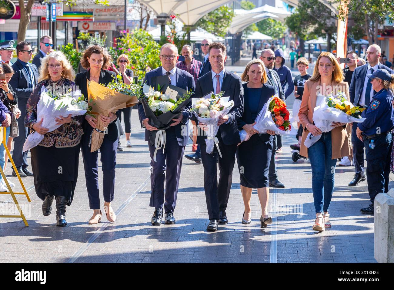 Sydney, Australia. 14 aprile 2024. Anthony Albanese partecipa a una corona deposta nel centro commerciale Bondi Junction per le vittime dell'attacco di Joel Cauchi ai coltelli contro gli acquirenti nel centro commerciale Westfield Bondi Junction avvenuto sabato 13 aprile 2024. Cauchi, 40 anni, che soffriva di problemi di salute mentale, è morto sulla scena dopo essere stato colpito dalla polizia. Nella foto (da sinistra a destra): Paula Masselos (Sindaco di Waverley), Allegra Spender (deputato per l'elettorato di Wentworth), Anthony Albanese (primo Ministro dell'Australia), Chris Minns (Premier del nuovo Galles del Sud), il deputato Coogee Marjorie o'Neill e il deputato Vaucluse Kellie Sloane. Foto Stock