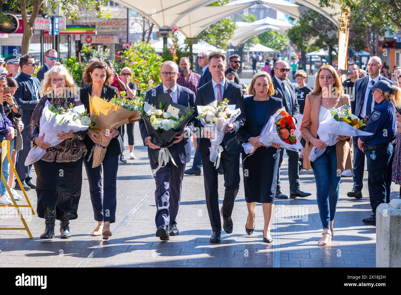 Sydney, Australia. 14 aprile 2024. Anthony Albanese partecipa a una corona deposta nel centro commerciale Bondi Junction per le vittime dell'attacco di Joel Cauchi ai coltelli contro gli acquirenti nel centro commerciale Westfield Bondi Junction avvenuto sabato 13 aprile 2024. Cauchi, 40 anni, che soffriva di problemi di salute mentale, è morto sulla scena dopo essere stato colpito dalla polizia. Nella foto (da sinistra a destra): Paula Masselos (Sindaco di Waverley), Allegra Spender (deputato per l'elettorato di Wentworth), Anthony Albanese (primo Ministro dell'Australia), Chris Minns (Premier del nuovo Galles del Sud), il deputato Coogee Marjorie o'Neill e il deputato Vaucluse Kellie Sloane. Foto Stock
