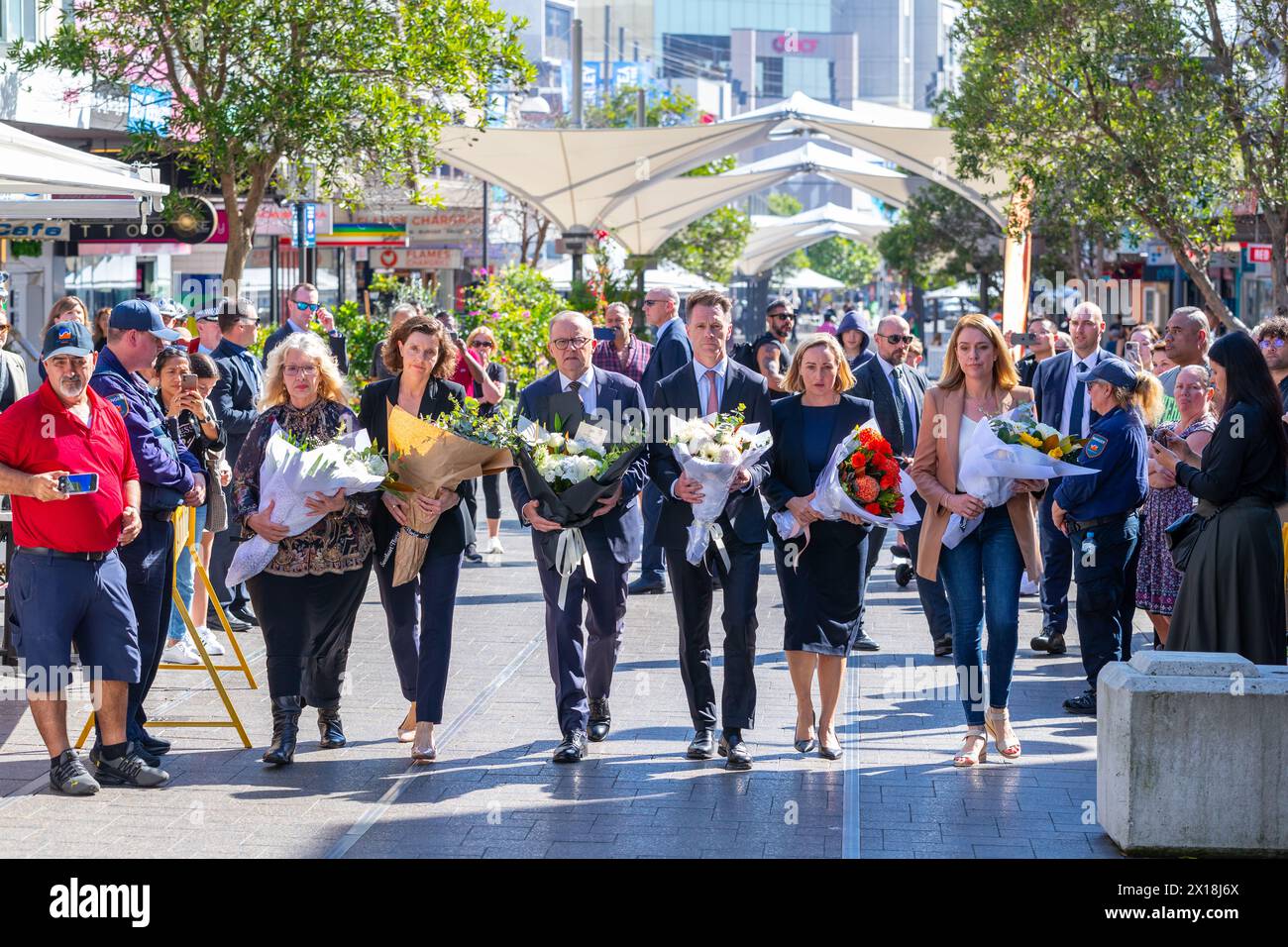 Sydney, Australia. 14 aprile 2024. Anthony Albanese partecipa a una corona deposta nel centro commerciale Bondi Junction per le vittime dell'attacco di Joel Cauchi ai coltelli contro gli acquirenti nel centro commerciale Westfield Bondi Junction avvenuto sabato 13 aprile 2024. Cauchi, 40 anni, che soffriva di problemi di salute mentale, è morto sulla scena dopo essere stato colpito dalla polizia. Nella foto (da sinistra a destra): Paula Masselos (Sindaco di Waverley), Allegra Spender (deputato per l'elettorato di Wentworth), Anthony Albanese (primo Ministro dell'Australia), Chris Minns (Premier del nuovo Galles del Sud), il deputato Coogee Marjorie o'Neill e il deputato Vaucluse Kellie Sloane. Foto Stock