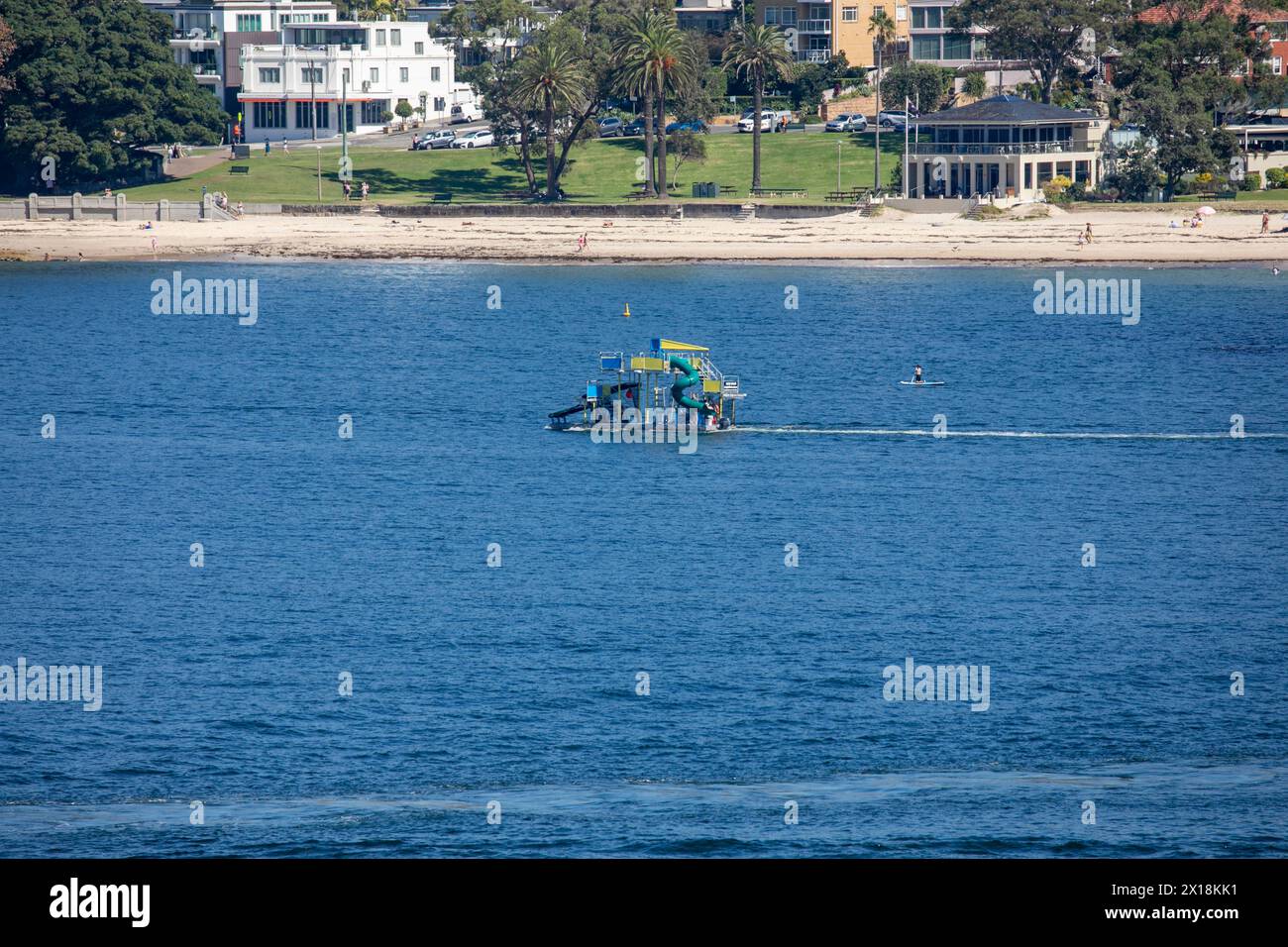 Parco acquatico galleggiante con scivoli divertenti, Jungle Float, a Hunters Bay, vicino a Balmoral Beach a Sydney, New South Wales, Australia Foto Stock