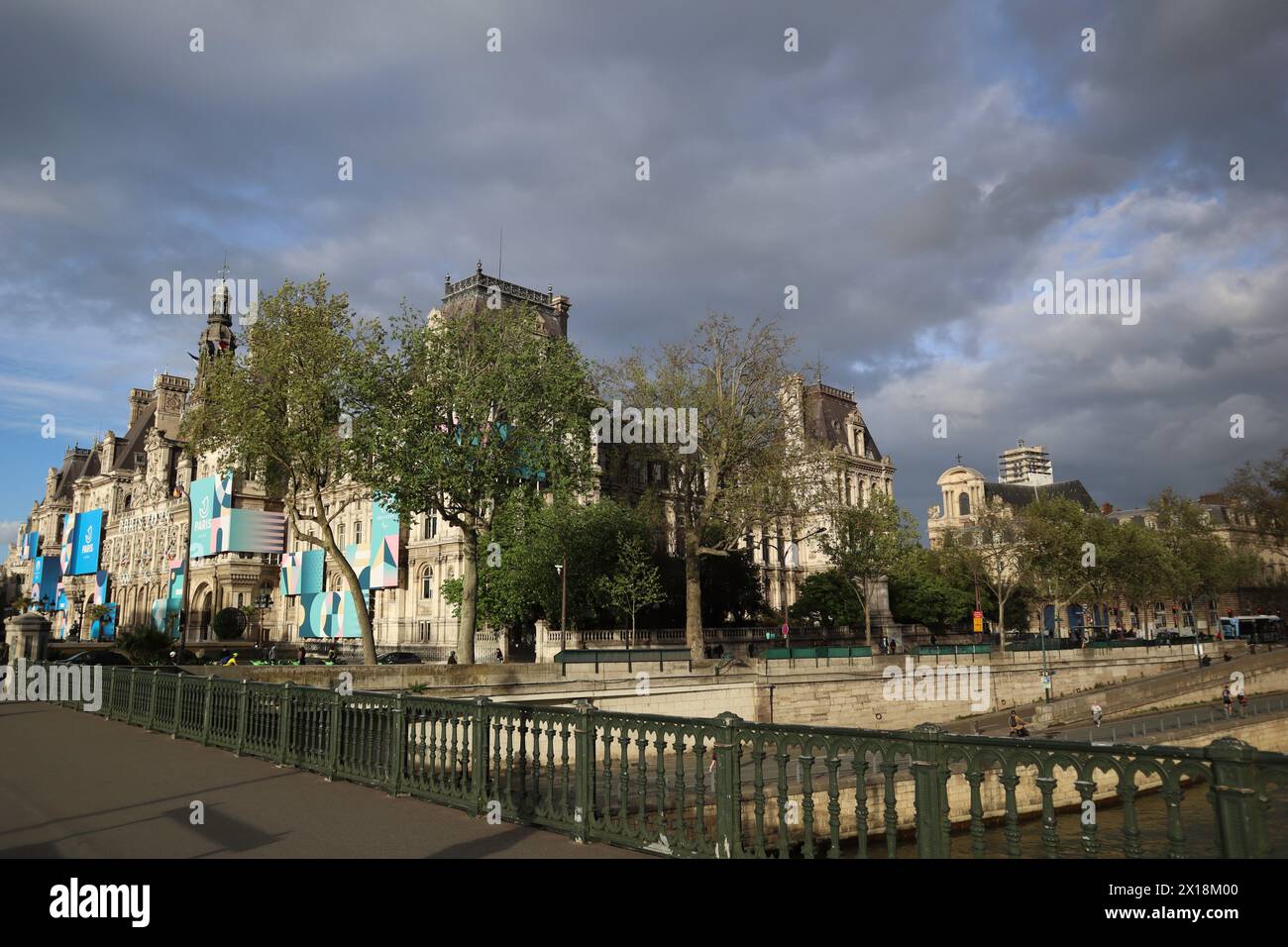 Parigi, Francia. 15 aprile 2024, Parigi, Francia - dimostrazione, bombe fumogene, folla enorme, polizia di fronte a Ville Hote. Credito Ilona Barna, BIPHOTONEWS, Alamy Live News Foto Stock