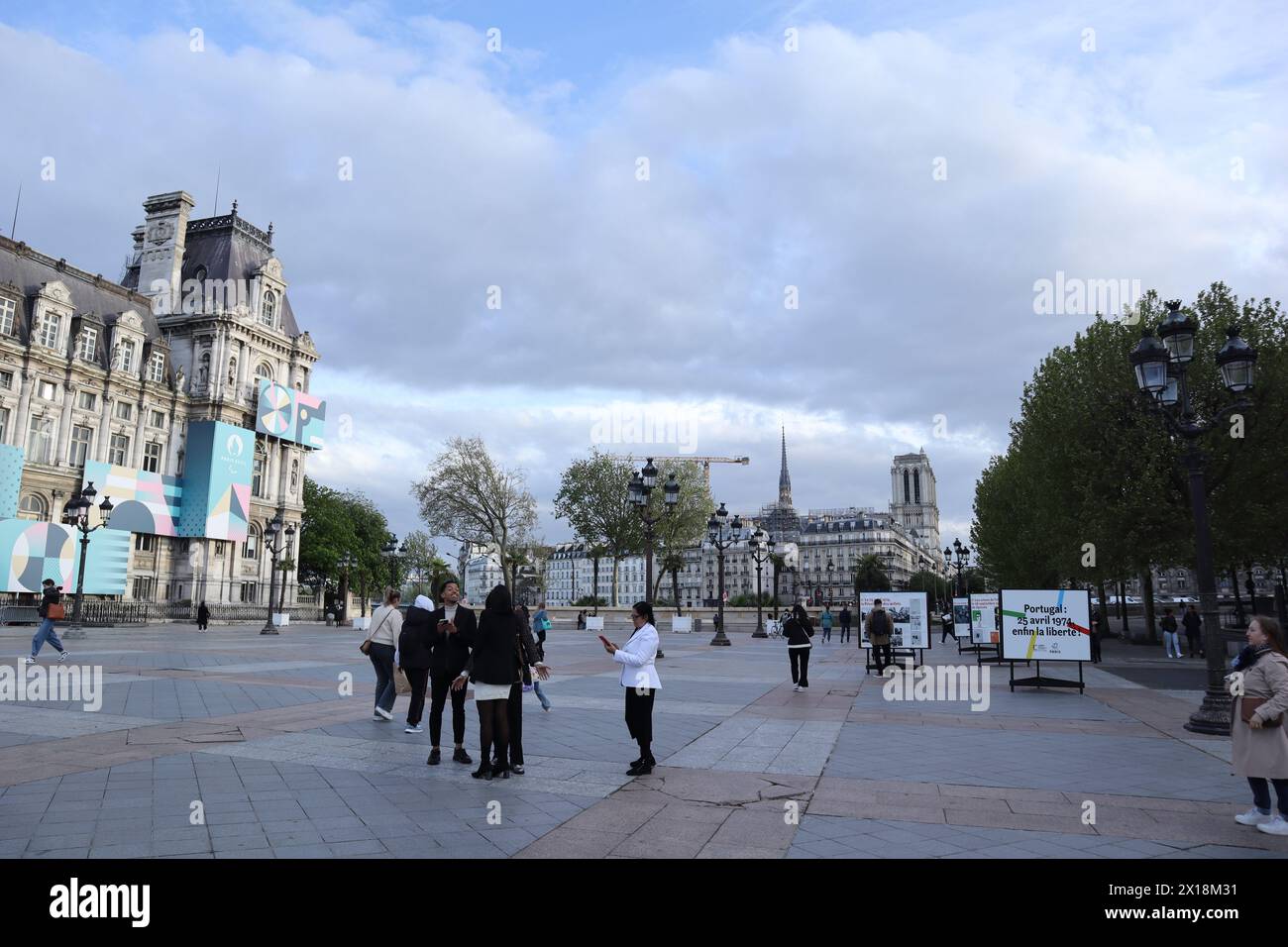 Parigi, Francia. 15 aprile 2024, Parigi, Francia - dimostrazione, bombe fumogene, folla enorme, polizia di fronte a Ville Hote. Credito Ilona Barna, BIPHOTONEWS, Alamy Live News Foto Stock