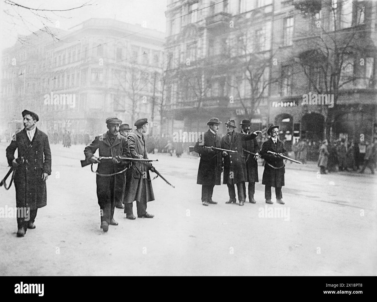 Rivoluzione tedesca - rivoluzionari armati tedeschi del movimento spartacista pattugliando strade a Berlino, Germania dopo la fine della prima guerra mondiale ca. 1919 Foto Stock
