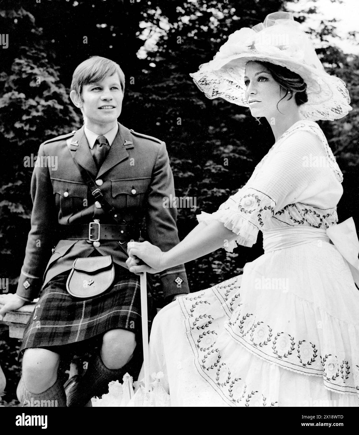 Michael York, Alexandria Stewart, sul set del film britannico, 'Zeppelin', Warner Bros., 1971 Foto Stock