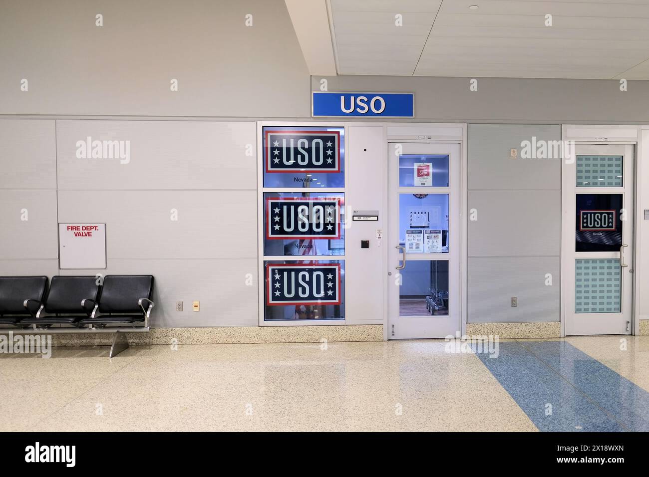 Uso Nevada Center presso l'aeroporto internazionale Harry Reid di Las Vegas, che offre uno spazio rilassante e tranquillo per i membri del servizio in viaggio e le loro famiglie. Foto Stock