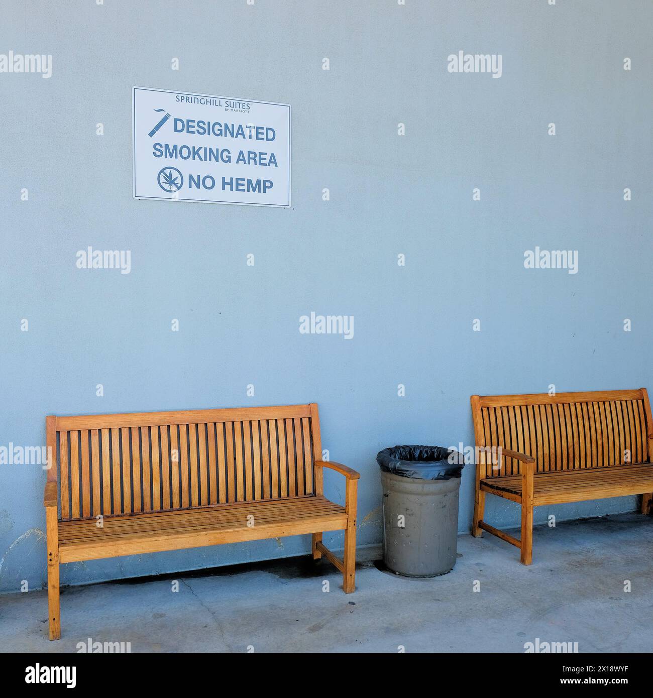Area fumatori designata, non è consentito fumare marijuana all'esterno di un hotel Springfield Suites, Las Vegas, Nevada; è consentito fumare tabacco, non è consentito fumare marijuana. Foto Stock