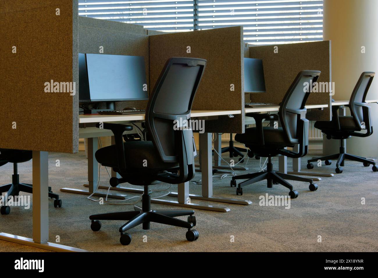 Interno ufficio vuoto con sedie e tavolo Foto Stock