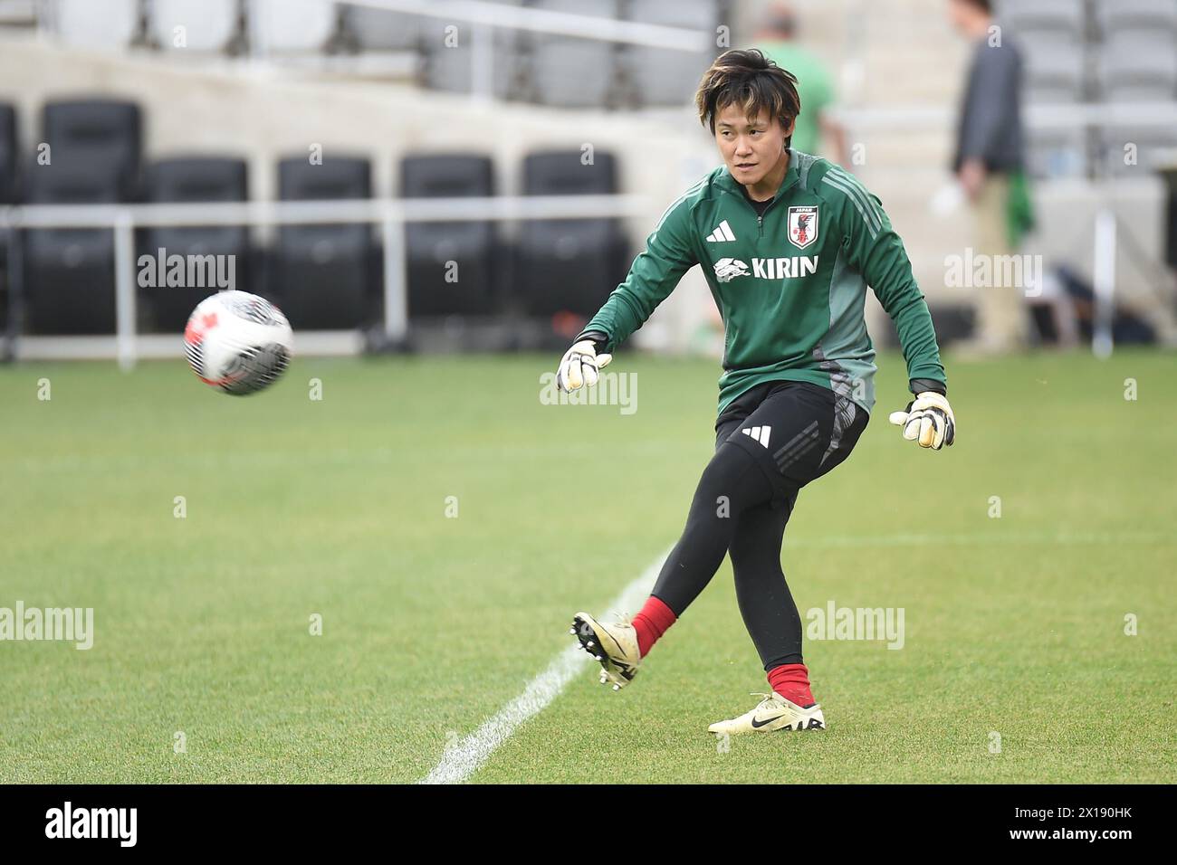 Columbus, Ohio, Stati Uniti. 9 aprile 2024. Il portiere giapponese Ayako Yamashita (1) calcia una palla durante i warm up prima di affrontare il Brasile nella partita a Columbus, Ohio, USA. Crediti: Brent Clark/Alamy Live News Foto Stock