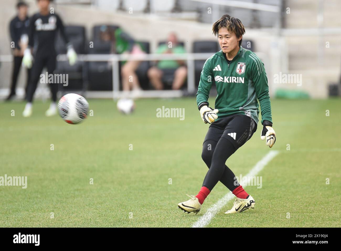 Columbus, Ohio, Stati Uniti. 9 aprile 2024. Il portiere giapponese Ayako Yamashita (1) calcia una palla durante i warm up prima di affrontare il Brasile nella partita a Columbus, Ohio, USA. Crediti: Brent Clark/Alamy Live News Foto Stock Columbus, Ohio, Stati Uniti. 9 aprile 2024. Il portiere giapponese Ayako Yamashita (1) calcia una palla durante i warm up prima di affrontare il Brasile nella partita a Columbus, Ohio, USA. Crediti: Brent Clark/Alamy Live News Foto Stock