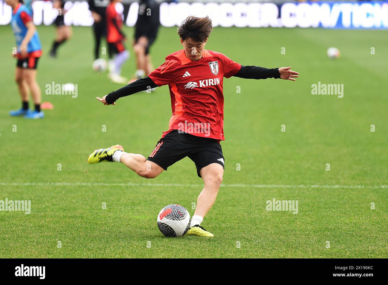 Columbus, Ohio, Stati Uniti. 9 aprile 2024. L'attaccante giapponese Aoba Fujino (15) spara la palla durante i warm up prima di affrontare il Brasile nella loro partita a Columbus, Ohio, USA. Crediti: Brent Clark/Alamy Live News Foto Stock Columbus, Ohio, Stati Uniti. 9 aprile 2024. L'attaccante giapponese Aoba Fujino (15) spara la palla durante i warm up prima di affrontare il Brasile nella loro partita a Columbus, Ohio, USA. Crediti: Brent Clark/Alamy Live News Foto Stock