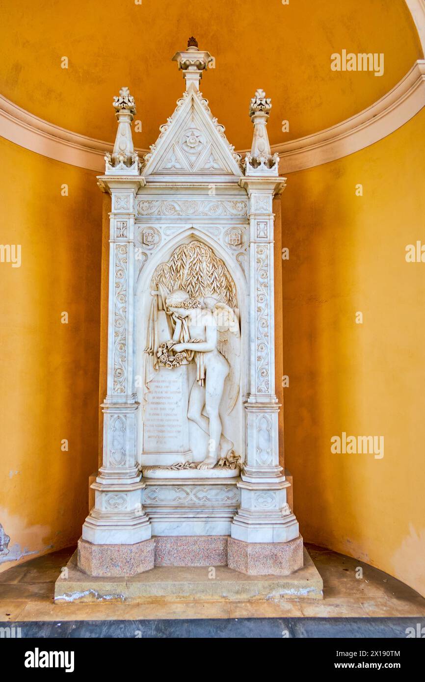 COLLINA D'ORO, SVIZZERA - 18 MARZO 2022: La scenografica lapide in marmo nell'antico mausoleo nel cimitero di Sant'Abbondio, il 18 marzo in Collina d'Oro, S Foto Stock