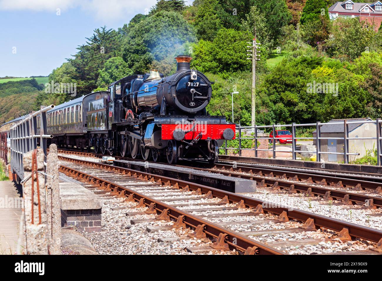 UK, England, Devon, British Railways Steam Locomotive No. 7827 "Lydham Manor" in arrivo a Kingswear sulla Dartmouth Steam Railway Foto Stock