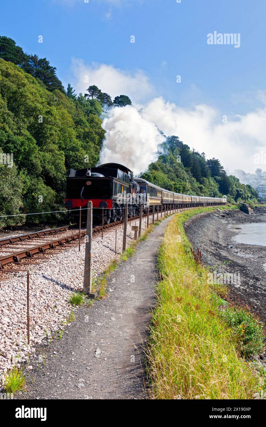 UK, England, Devon, British Railways Steam Locomotive No. 7827 "Lydham Manor" in partenza da Kingswear sulla Dartmouth Steam Railway Foto Stock